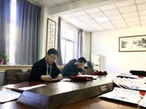计算机学院领导为获奖学生写喜报